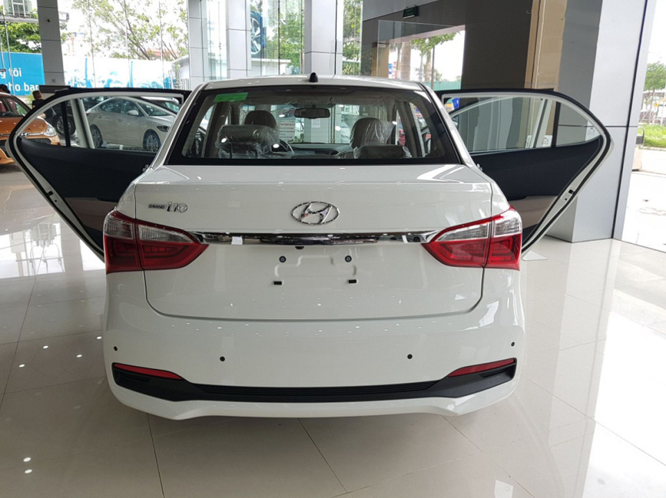 đuôi xe i10 sedan at