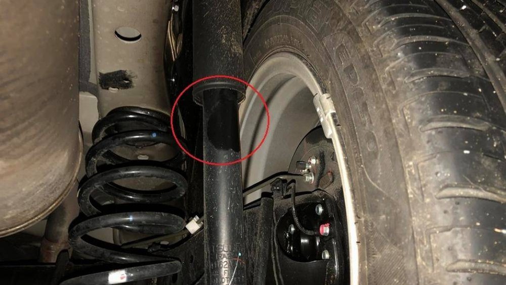 Quan sát bằng mắt thường để tìm những chỗ rò rỉ, nếu có các dấu hiệu này bạn nên mang xe tới gara để kiểm tra và sửa chữa. Quan sát bằng mắt thường để tìm những chỗ rò rỉ, nếu có các dấu hiệu này bạn nên mang xe tới gara để kiểm tra và sửa chữa.